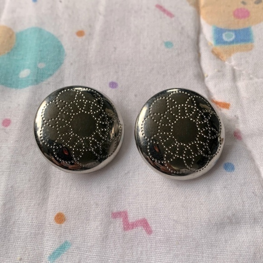 ⭐️⭐️⭐️ 4 for $12. Silver clip earrings. Circle front. 1” diameter. Very pretty